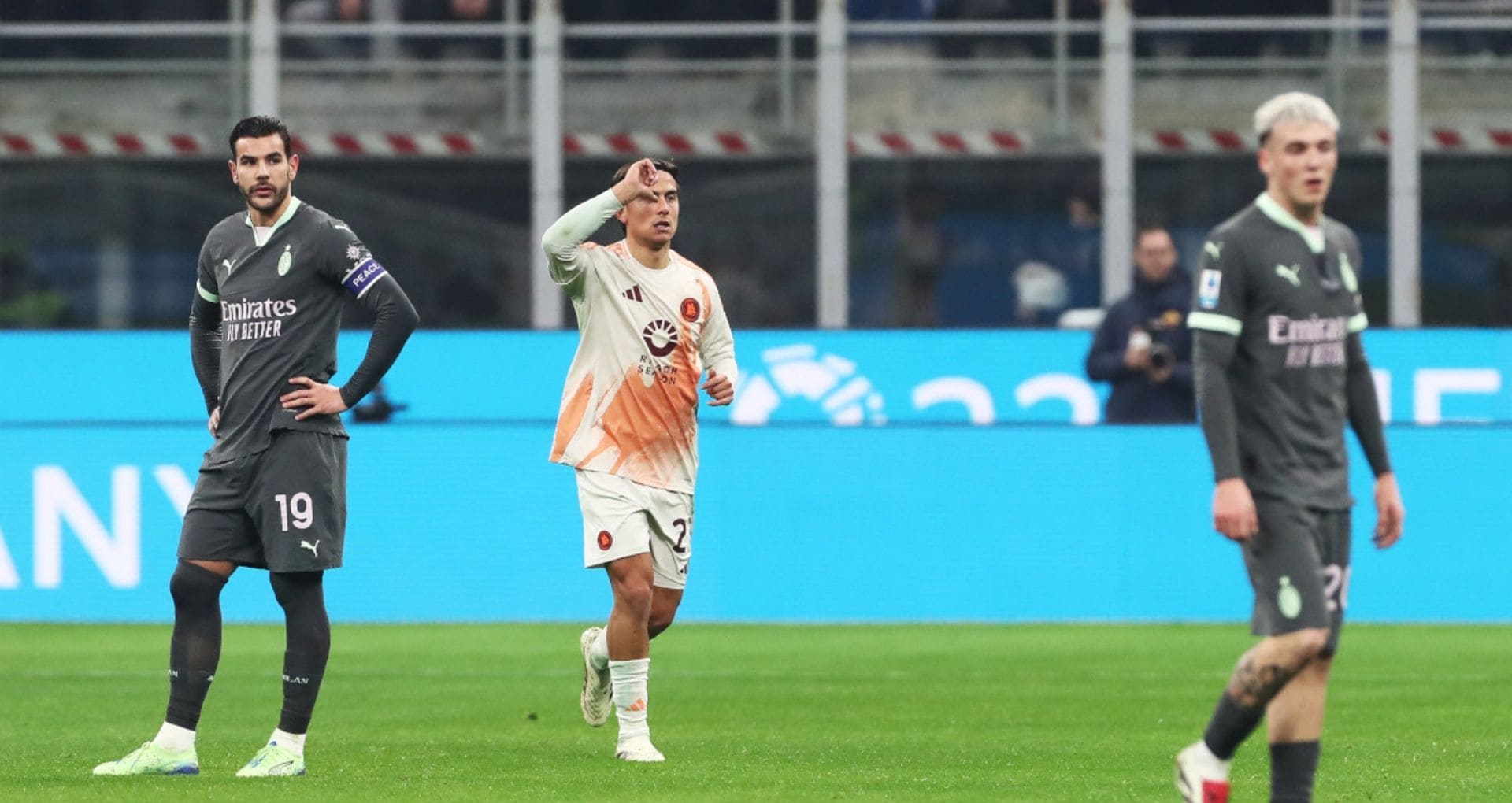 Protes Fans Milan Saat Laga Melawan Roma