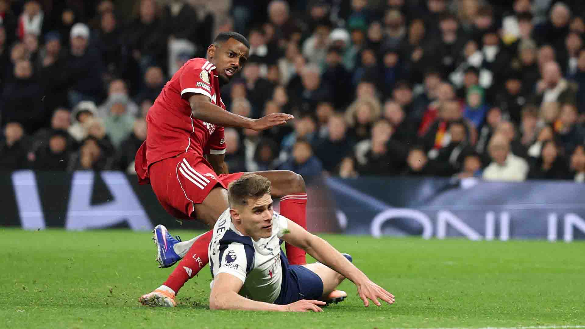 Dikecam Slot Bikin Isak Cedera, Frank Pasang Badan untuk Van de Ven