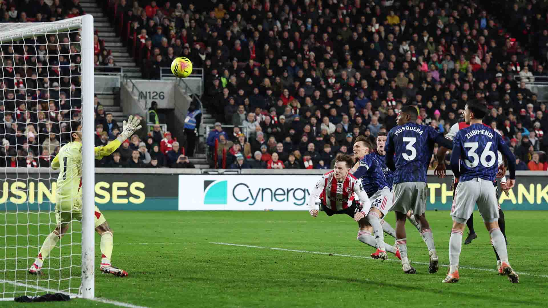 Arsenal Terpeleset, Lewis-Potter Buyarkan Kemenangan di Kandang Brentford