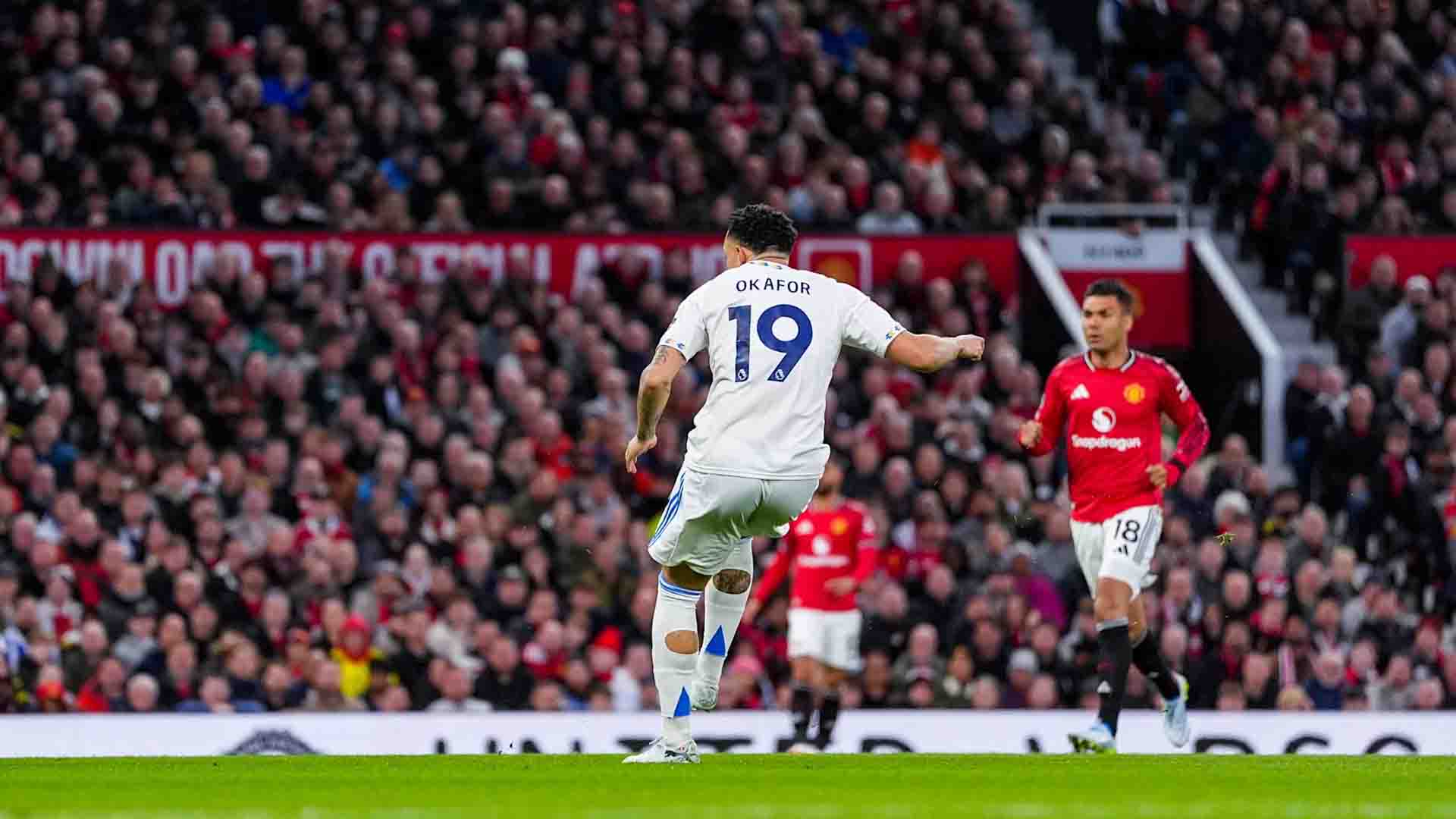 Brace Okafor Bungkam Man United, Leeds Amankan Kemenangan Bersejarah
