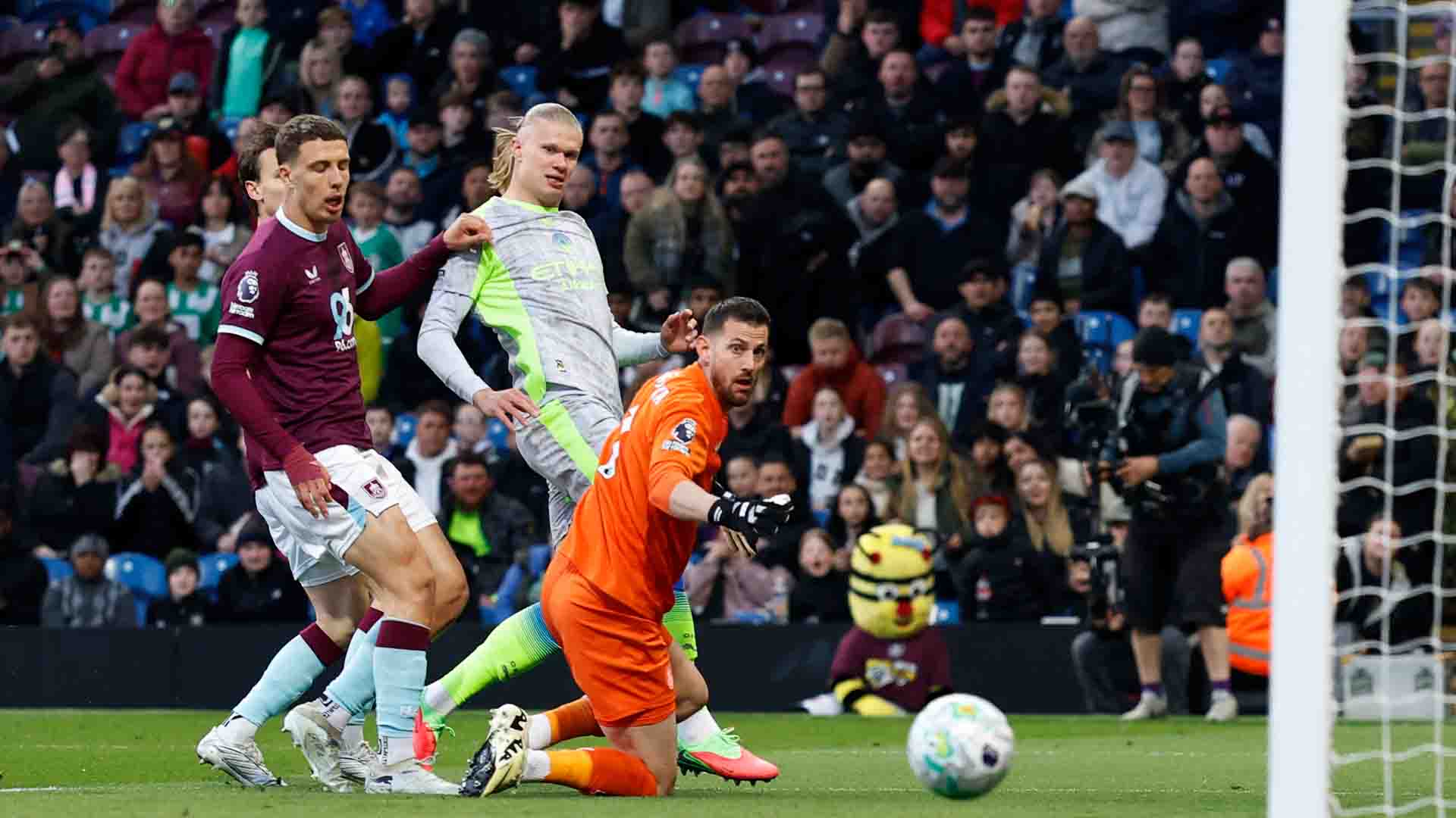 Manchester City Bekuk Burnley dan Rebut Puncak Klasemen