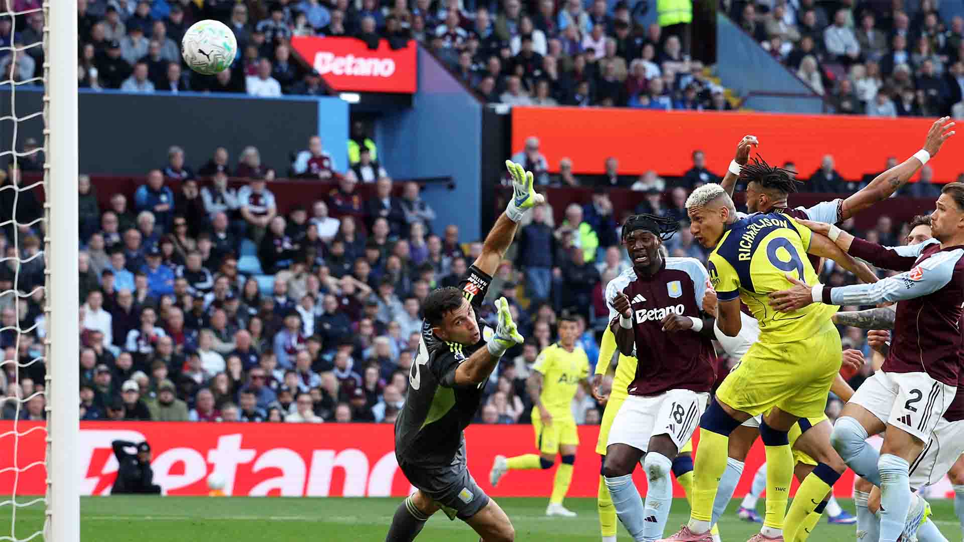 Menang 2-1 di Kandang Villa, Tottenham Keluar dari Zona Merah
