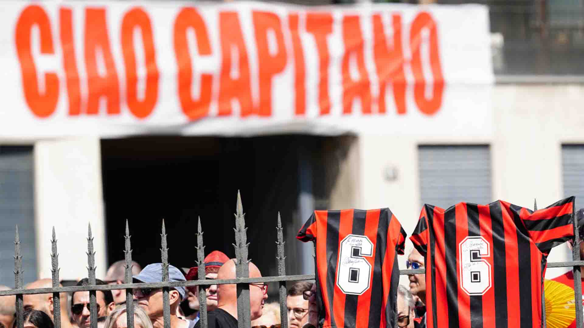 "Ciao Capitano": Suporter dan Legenda Antar Baresi ke Peristirahatan Terakhir