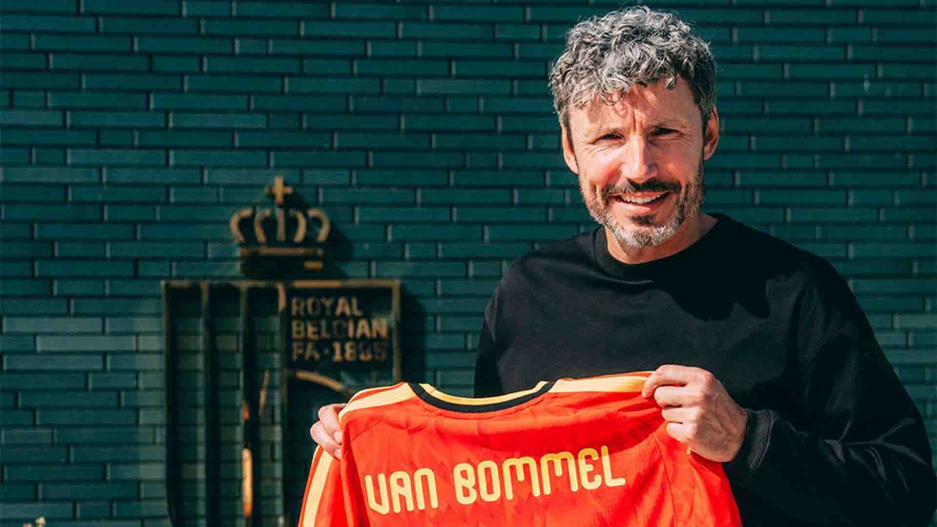 Tanpa Ragu Terima Pinangan Belgia, Van Bommel Abaikan Peluang Tangani Belanda