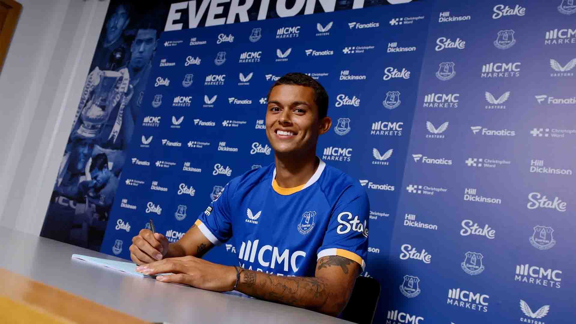 Everton dan Crystal Palace Resmi Barter Brennan Johnson dan Dwight McNeil