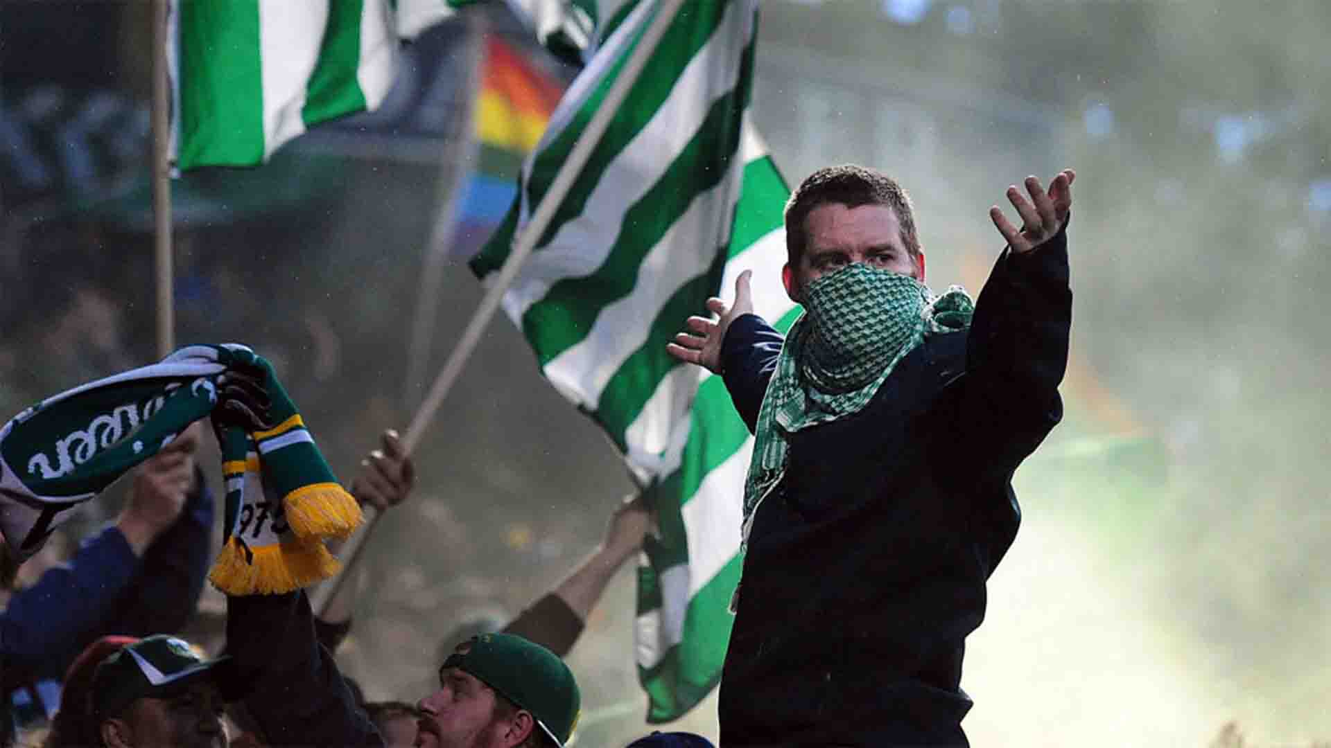 Alat yang Digunakan Capo Suporter Saat Memimpin Chant