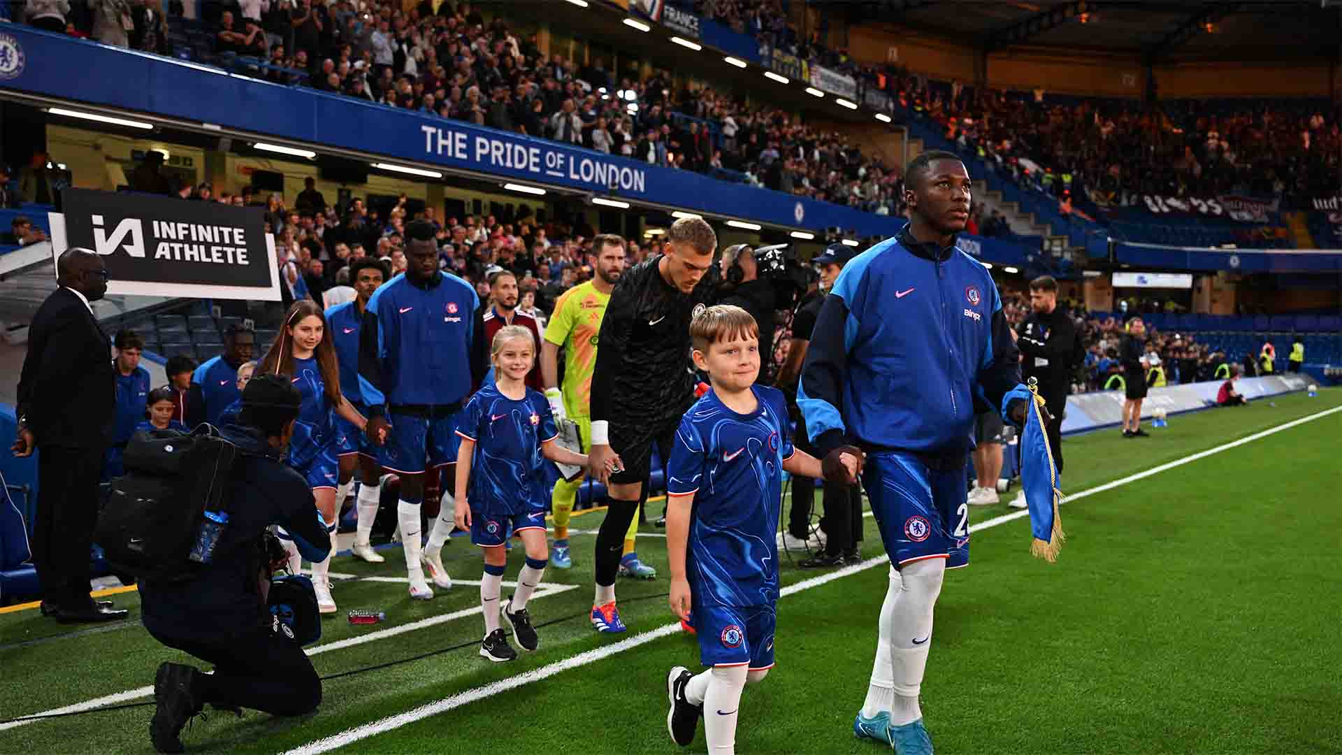Kenapa Pemain Masuk Lapangan Bersama Anak Kecil