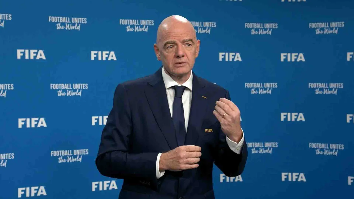 Tetap Didesak Mundur, Infantino Minta Maaf soal Rencana Jual Piala Dunia