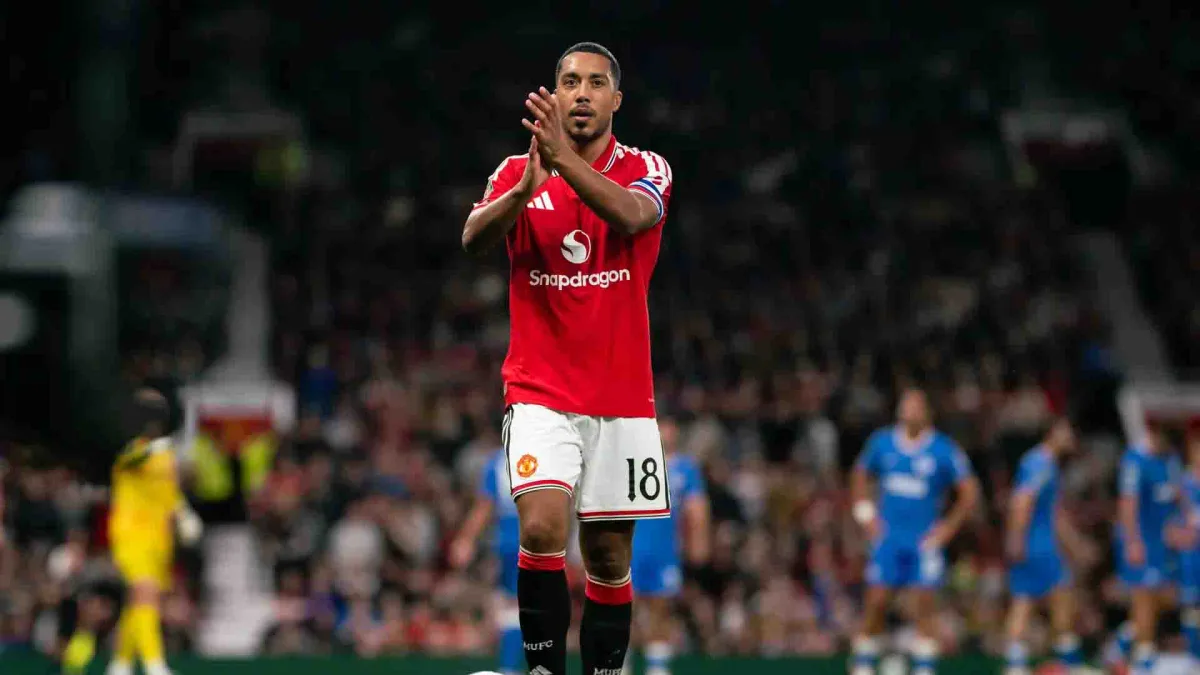 Butuh Stabilitas, Tielemans Dukung Carrick Bertahan di Manchester United